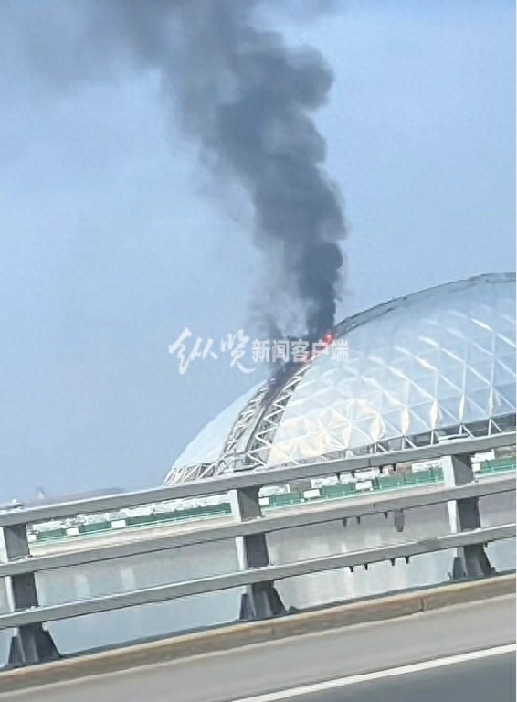 青岛市重点项目东方伊甸园发生火情，官方称未造成人员伤亡