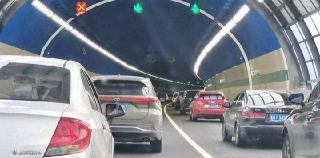 国庆长假首日出行不易，济潍高速因事故出现拥堵