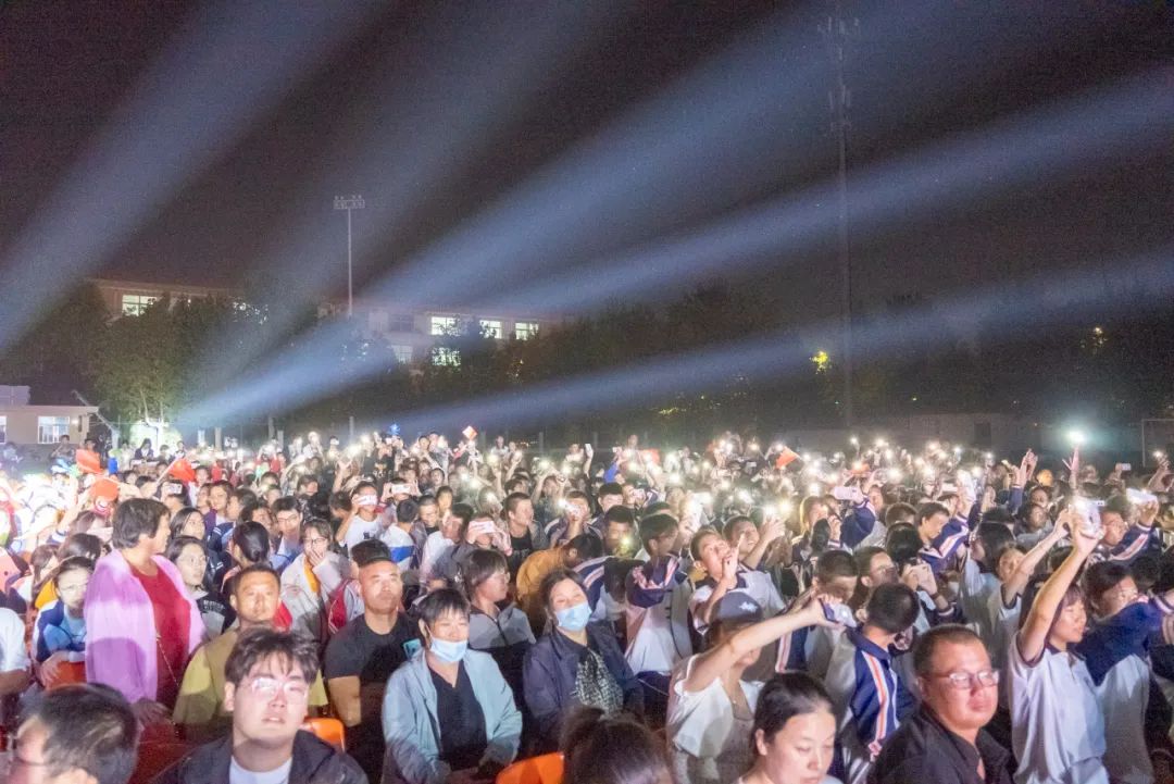 莱西市职教中心携手莱西市音协共同举办“职教情 爱国心”庆祝新中国成立74周年歌舞晚会