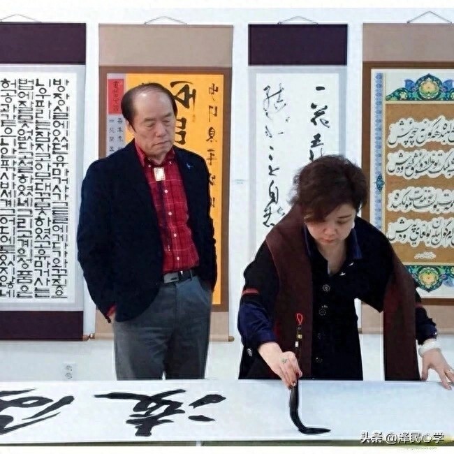 桃李芬芳知雨露，芝兰馥郁续春秋——张颖的书法艺术传承之路