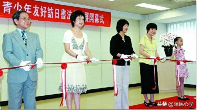 桃李芬芳知雨露，芝兰馥郁续春秋——张颖的书法艺术传承之路