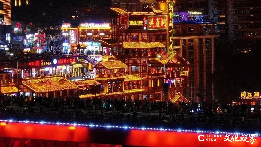游客在重庆洪崖洞旅游时不坐船被“售票员”辱骂，官方通报来了
