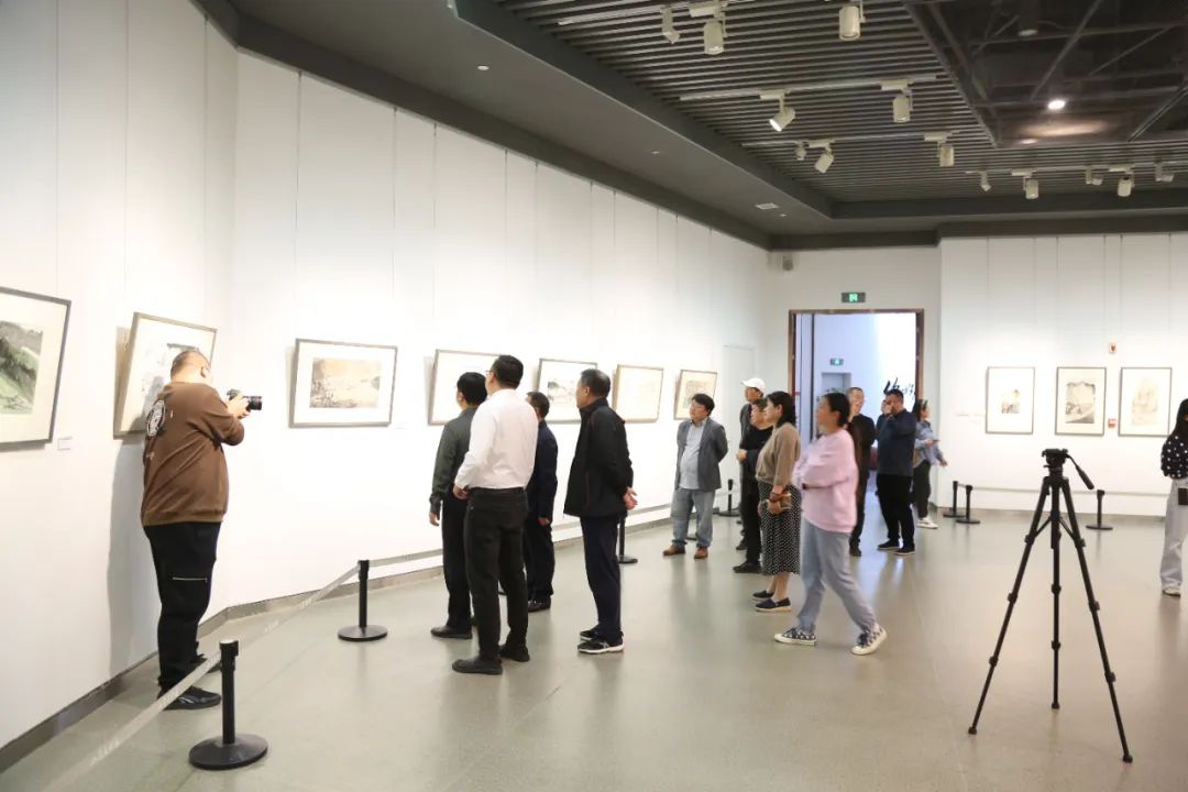 山东画院院长孔维克一行到山东美术馆参观“李刚中国画作品展”