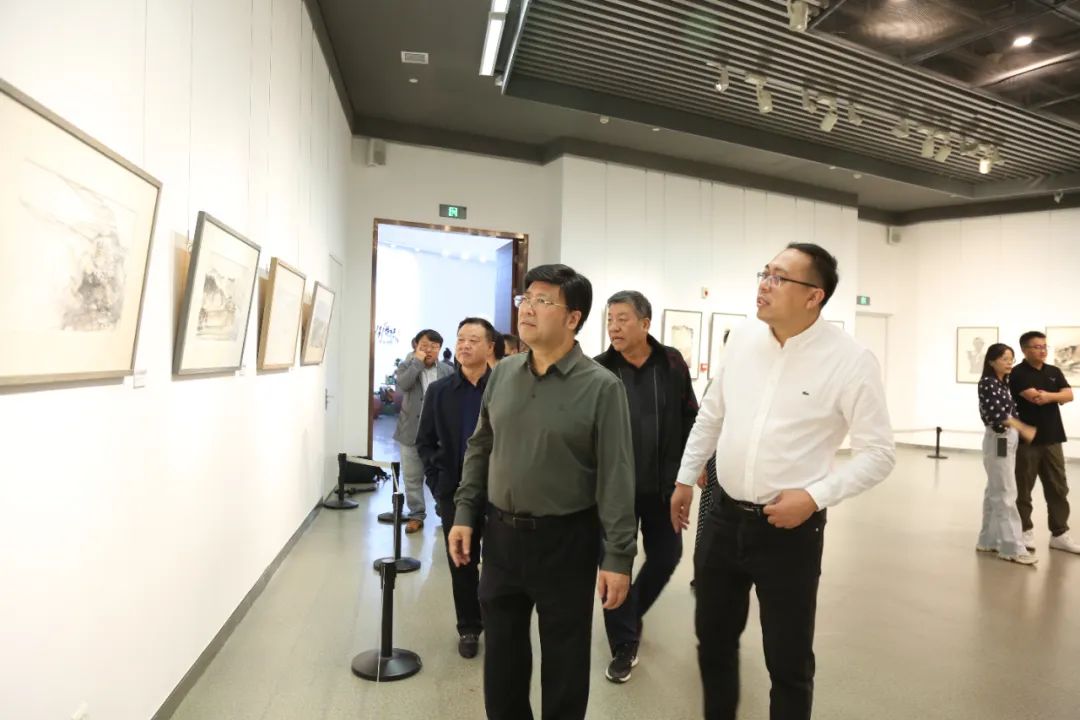 山东画院院长孔维克一行到山东美术馆参观“李刚中国画作品展”