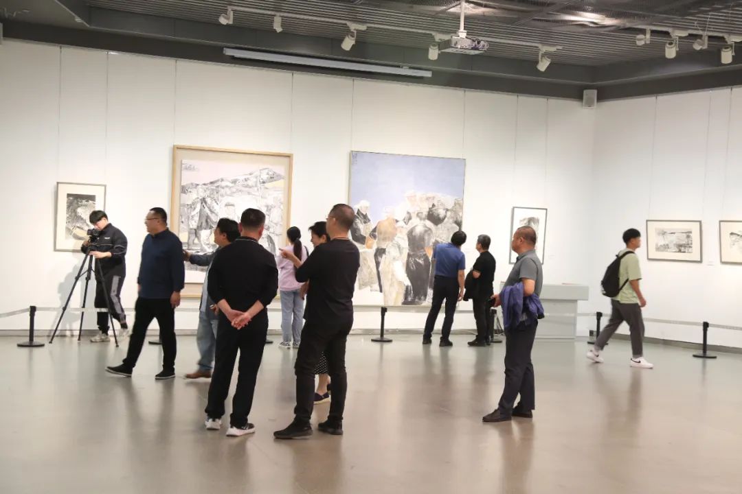 山东画院院长孔维克一行到山东美术馆参观“李刚中国画作品展”