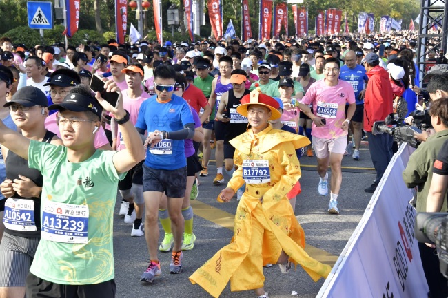 跨海大桥上踏浪逐风，尽享体育盛宴 | 青岛银行·2023青岛海上马拉松成功举办