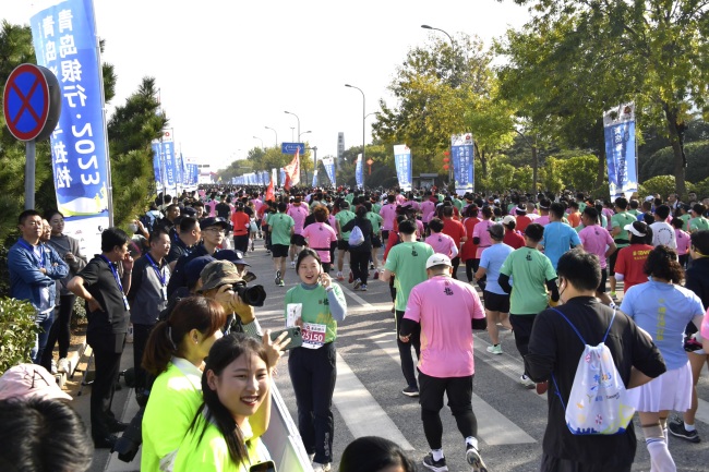 跨海大桥上踏浪逐风，尽享体育盛宴 | 青岛银行·2023青岛海上马拉松成功举办