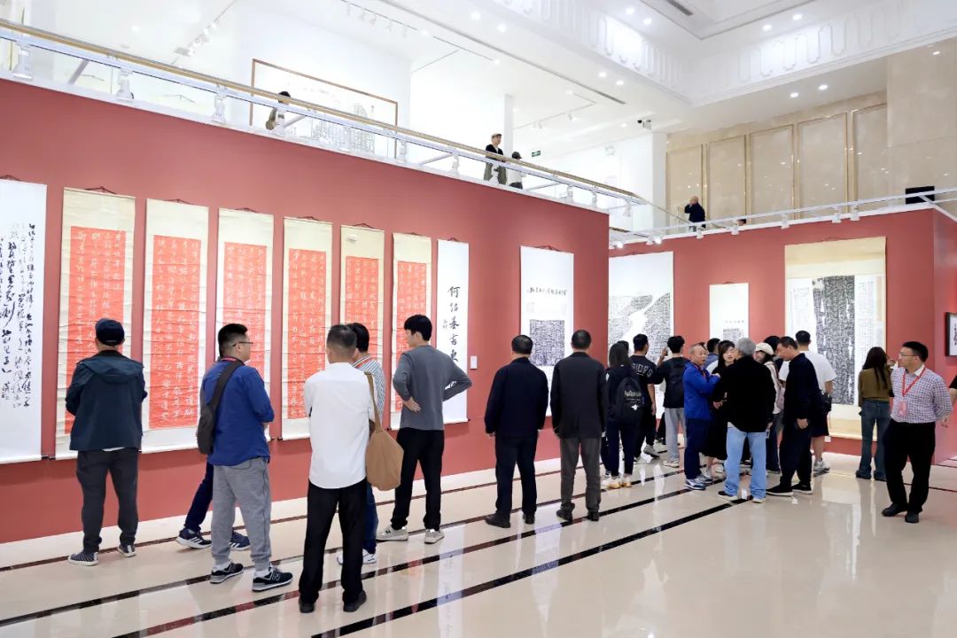 “当代优秀碑刻题跋书法艺术展（成都站）”盛大开幕，呈现出古今书法并置的绝佳场景