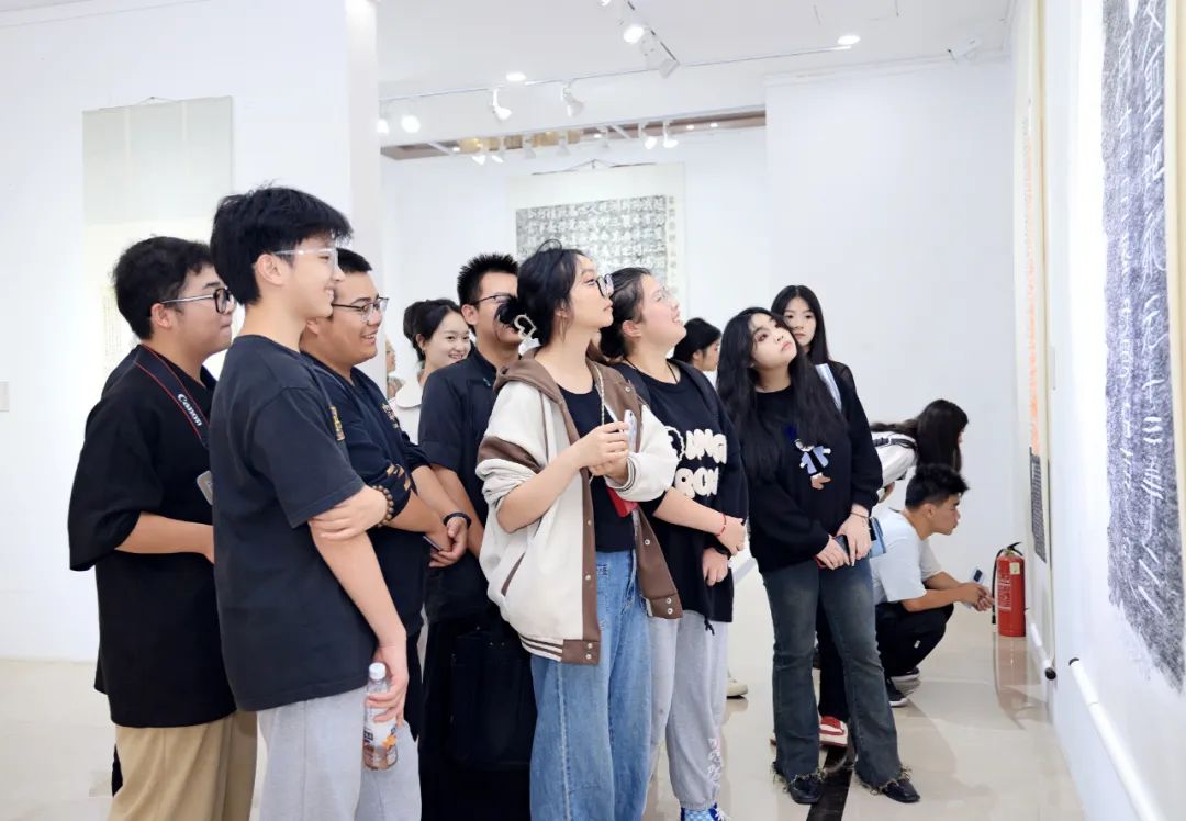 “当代优秀碑刻题跋书法艺术展（成都站）”盛大开幕，呈现出古今书法并置的绝佳场景