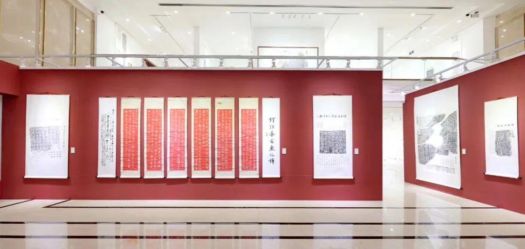 “当代优秀碑刻题跋书法艺术展（成都站）”盛大开幕，呈现出古今书法并置的绝佳场景