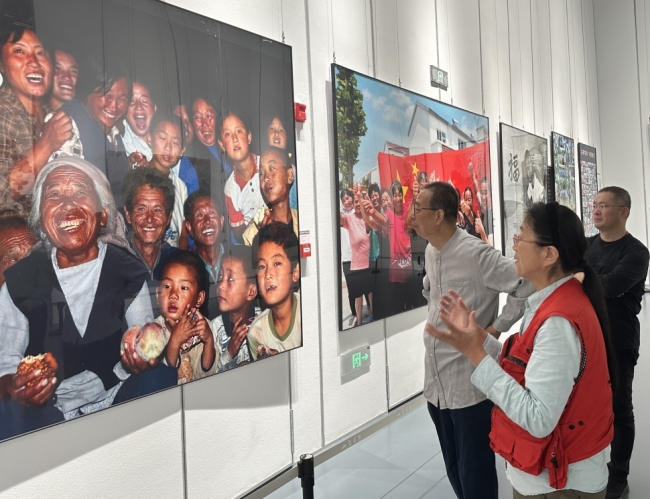 珠联璧合 德艺双馨！潘鲁生探展“双英放歌——上官超英画展 王超英摄影展”