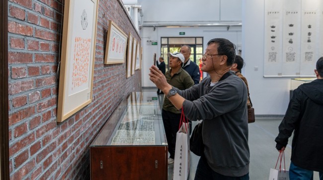 他集“诗书画印”为一身——“范正红艺术展”今日上午盛大开幕