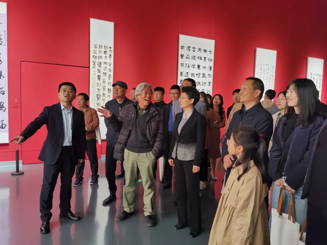 “翰海阑干——杨家伟书法作品展”暨座谈会在内蒙古美术馆举行