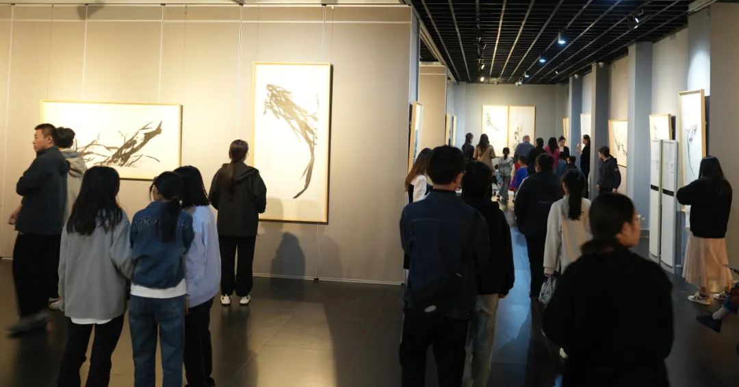 “咏兰——何茂峰书画艺术展”开幕仪式隆重举行