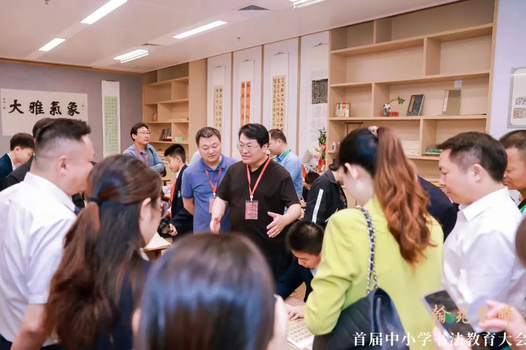 晁岱双应邀参加“翰苑春晖——首届中小学书法教育大会”，现场受聘为中国教育学会书法教育专委会理事