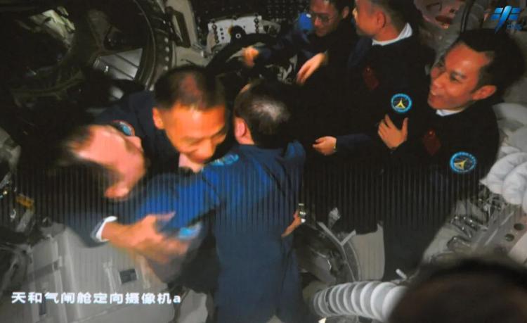 神舟十七号3名航天员顺利进驻中国空间站，两个航天员乘组将在空间站进行在轨轮换，共同在空间站工作生活约4天时间
