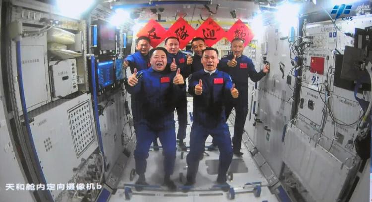 神舟十七号3名航天员顺利进驻中国空间站，两个航天员乘组将在空间站进行在轨轮换，共同在空间站工作生活约4天时间