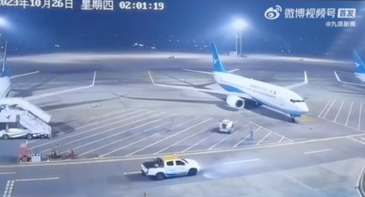 厦门航空飞机在杭州机场机坪停场过夜被车辆刮蹭，发生原因在进一步调查中