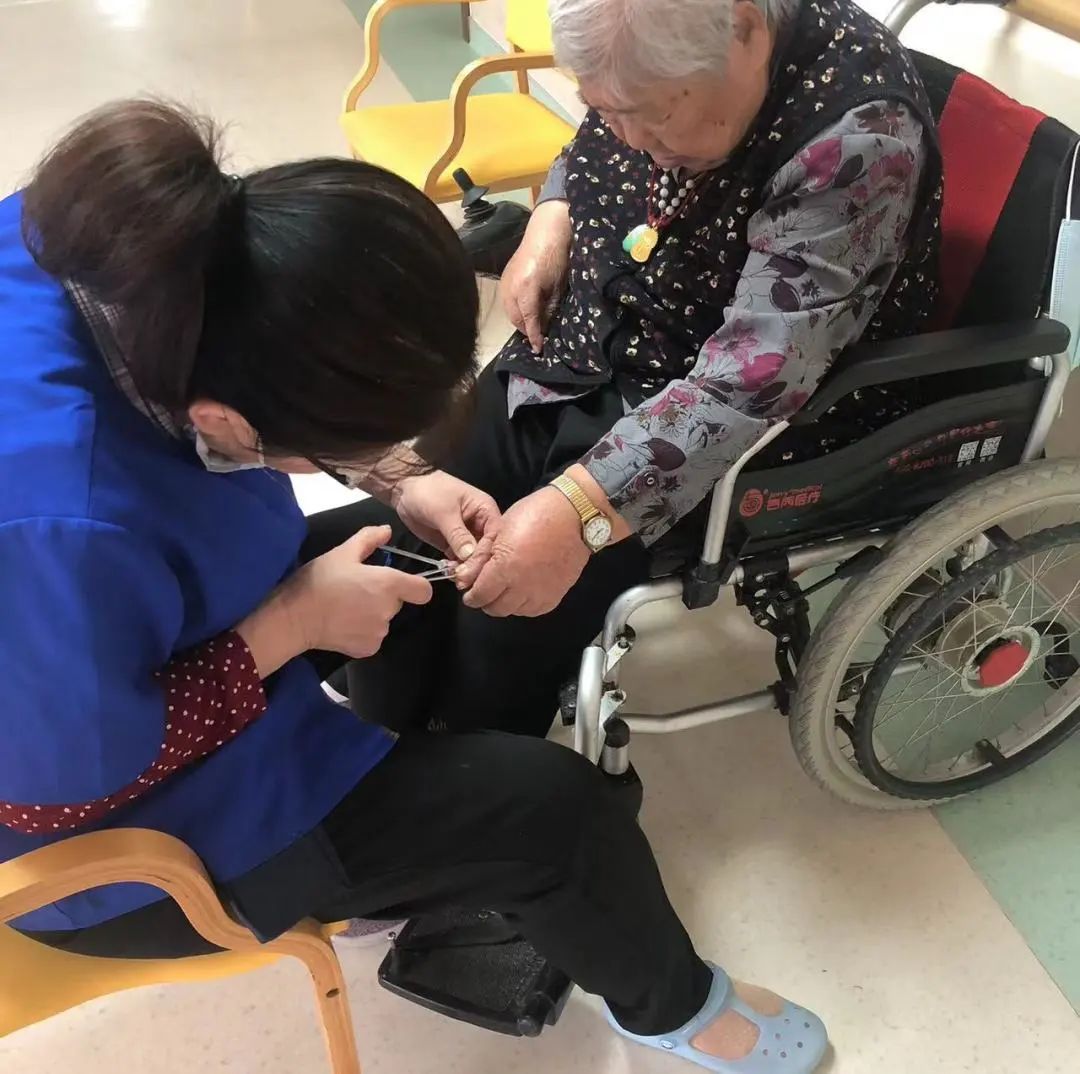每一位护理员都是合格的“第一救助者”——青岛宏远健康颐养中心为长者的养老生活保驾护航！