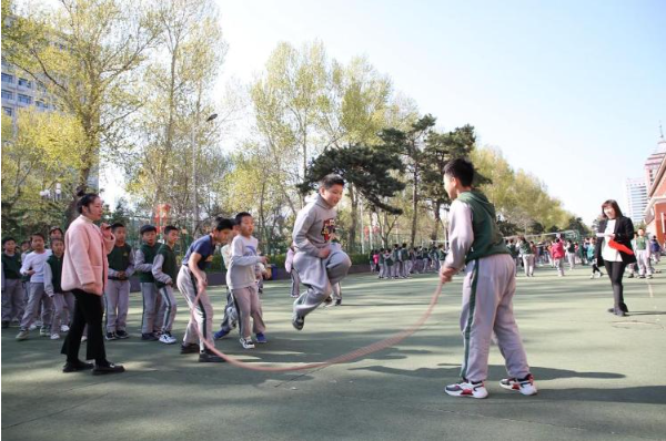 部分中小学要求学生课间10分钟除了上厕所不能随意活动——是文明休息还是过度约束？