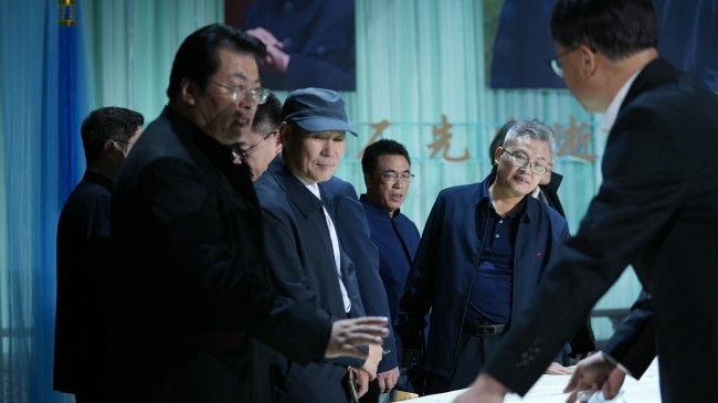 晁岱双参加师生缘欧阳中石先生逝世三周年纪念演出现场挥毫福缘善庆