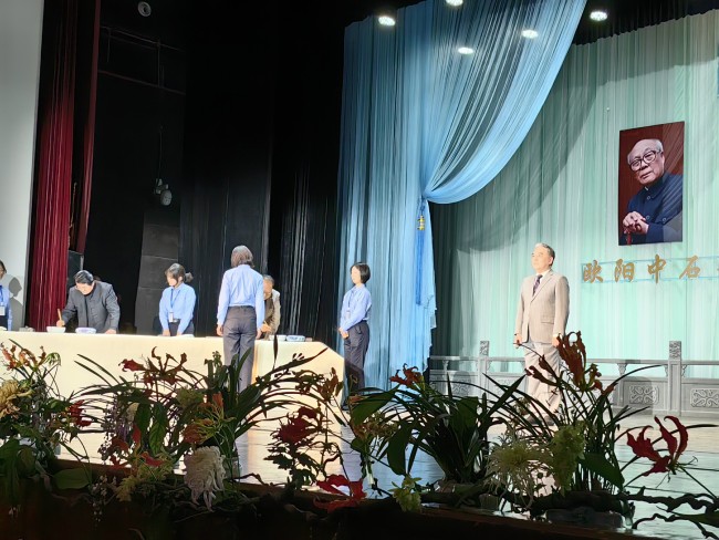 晁岱双参加师生缘欧阳中石先生逝世三周年纪念演出现场挥毫福缘善庆