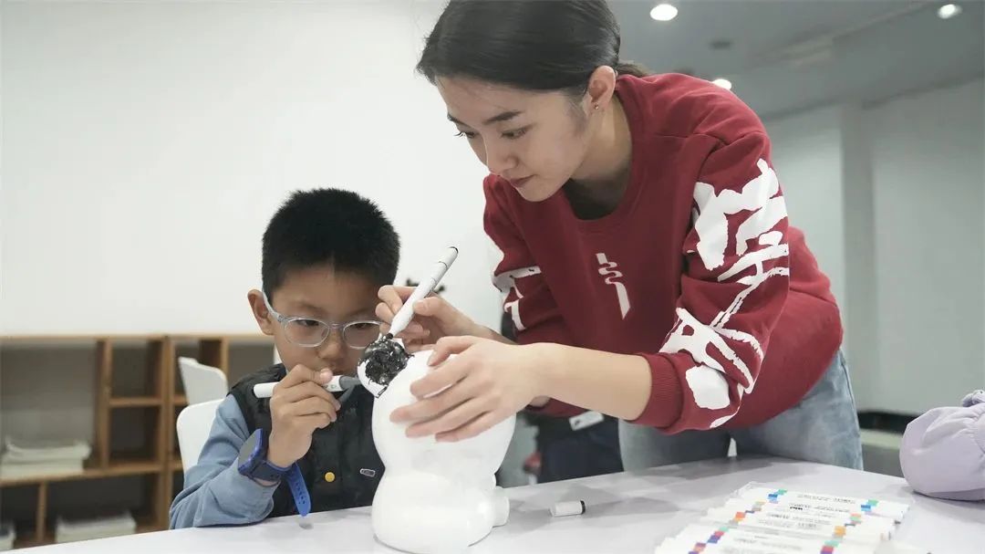 “‘美林的礼物’——手绘国宝大熊猫”活动在济南市美术馆成功举办