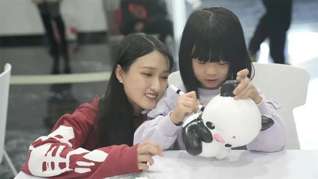 “‘美林的礼物’——手绘国宝大熊猫”活动在济南市美术馆成功举办
