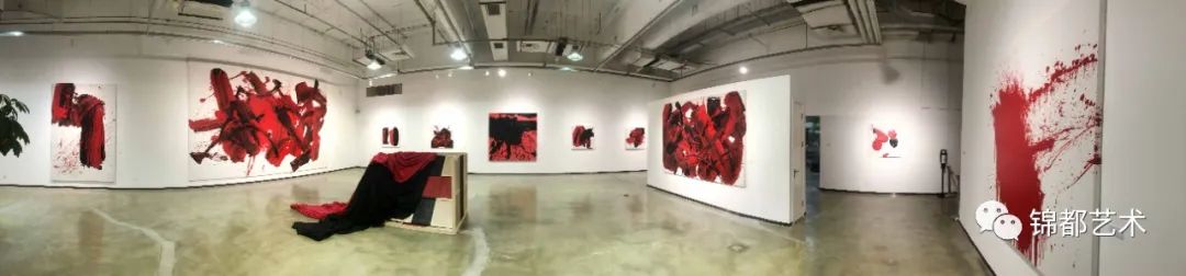 “红与黑——叶勇艺术展”在北京锦都艺术中心展出中