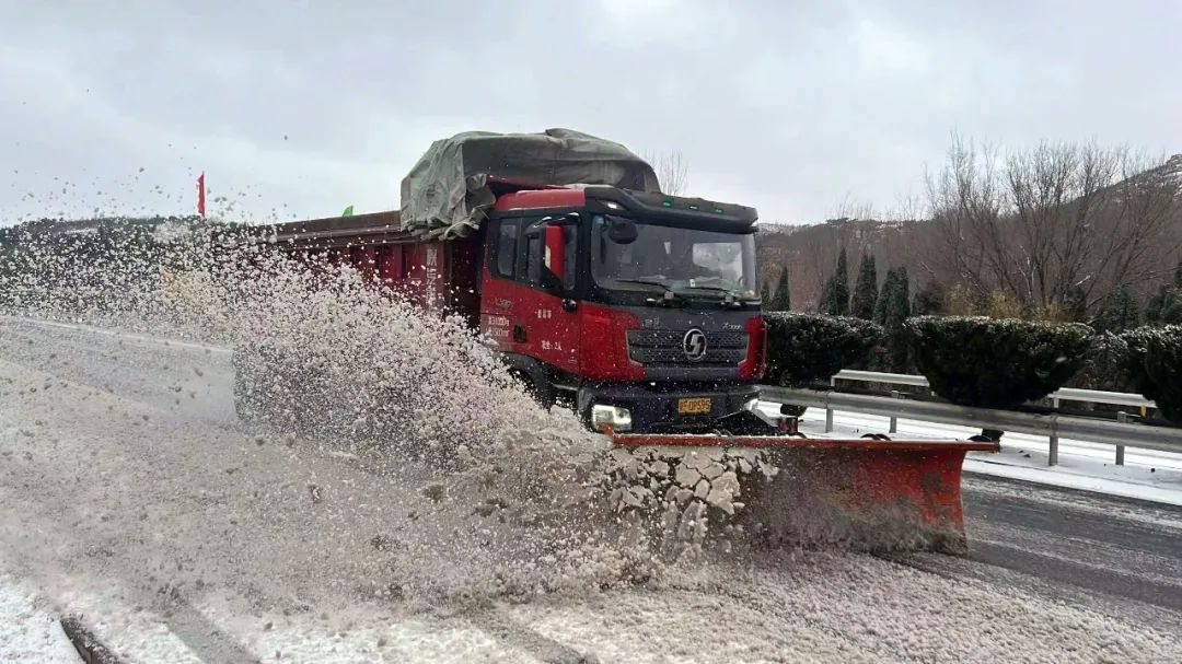 12小时、3000多人次、4400吨融雪剂 | 数说山东高速除雪防滑硬措施