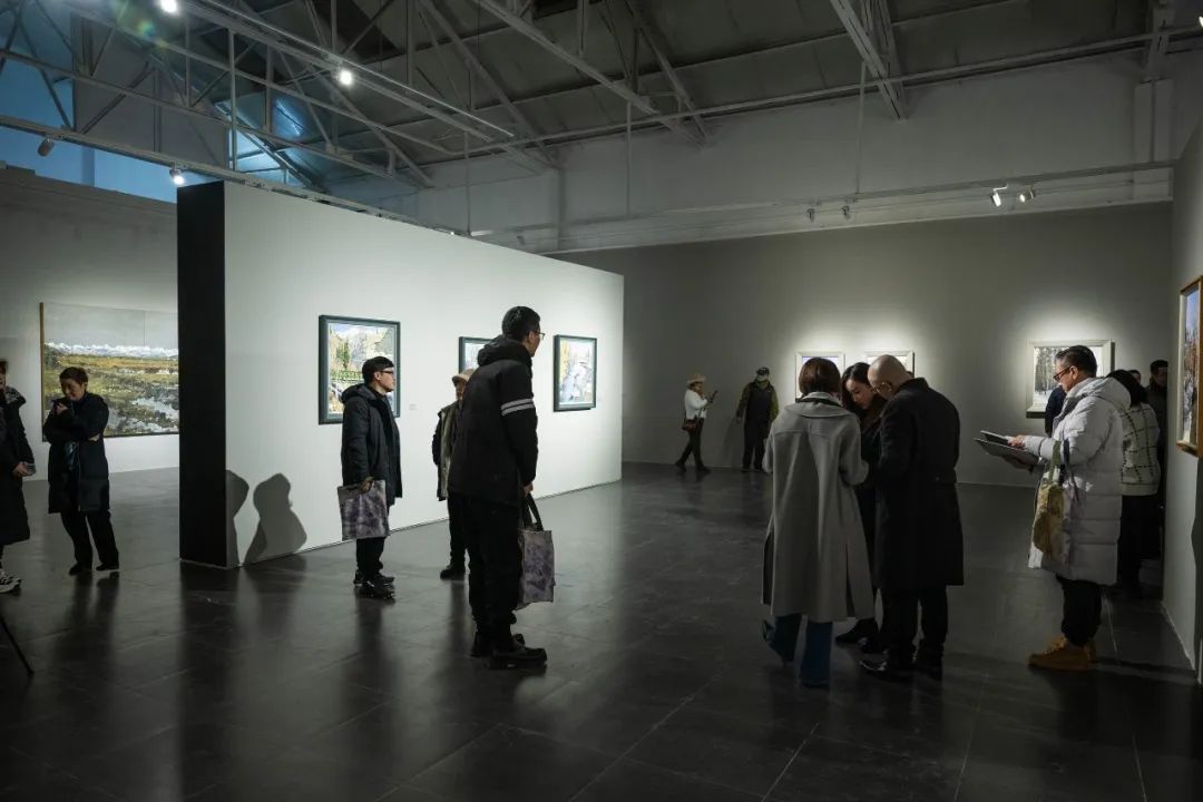 “远景与近景——袁元油画作品展”在京开幕，展期至明年1月14日