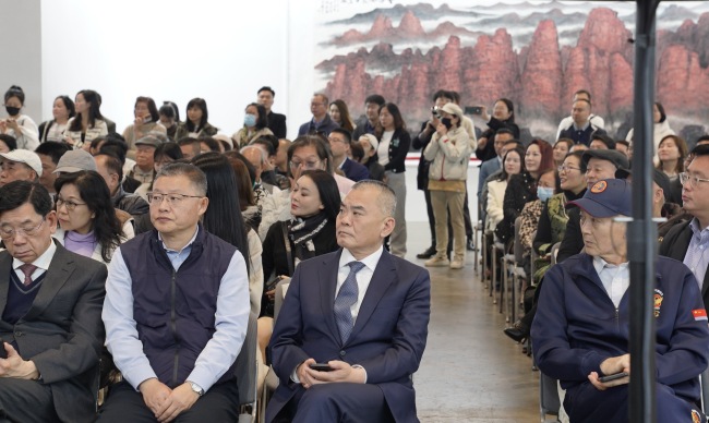 “闪耀香江——徐里（香港）艺术作品展”昨日在香港会展中心隆重开幕，共展出80多幅油画及中国画作品