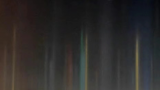 内蒙古锡林郭勒盟多地夜空现七彩光柱，气象局：冰针冰柱经城市灯光散射形成，与地震无关