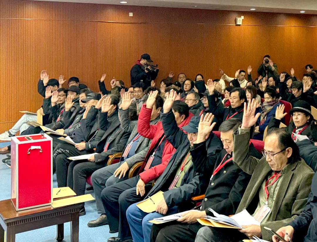 威海市美术家协会第六次会员代表大会召开，于向志当选主席