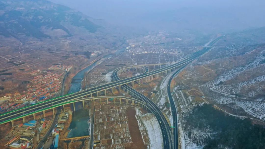 山东省路桥集团四公司承建的临临高速项目正式通车