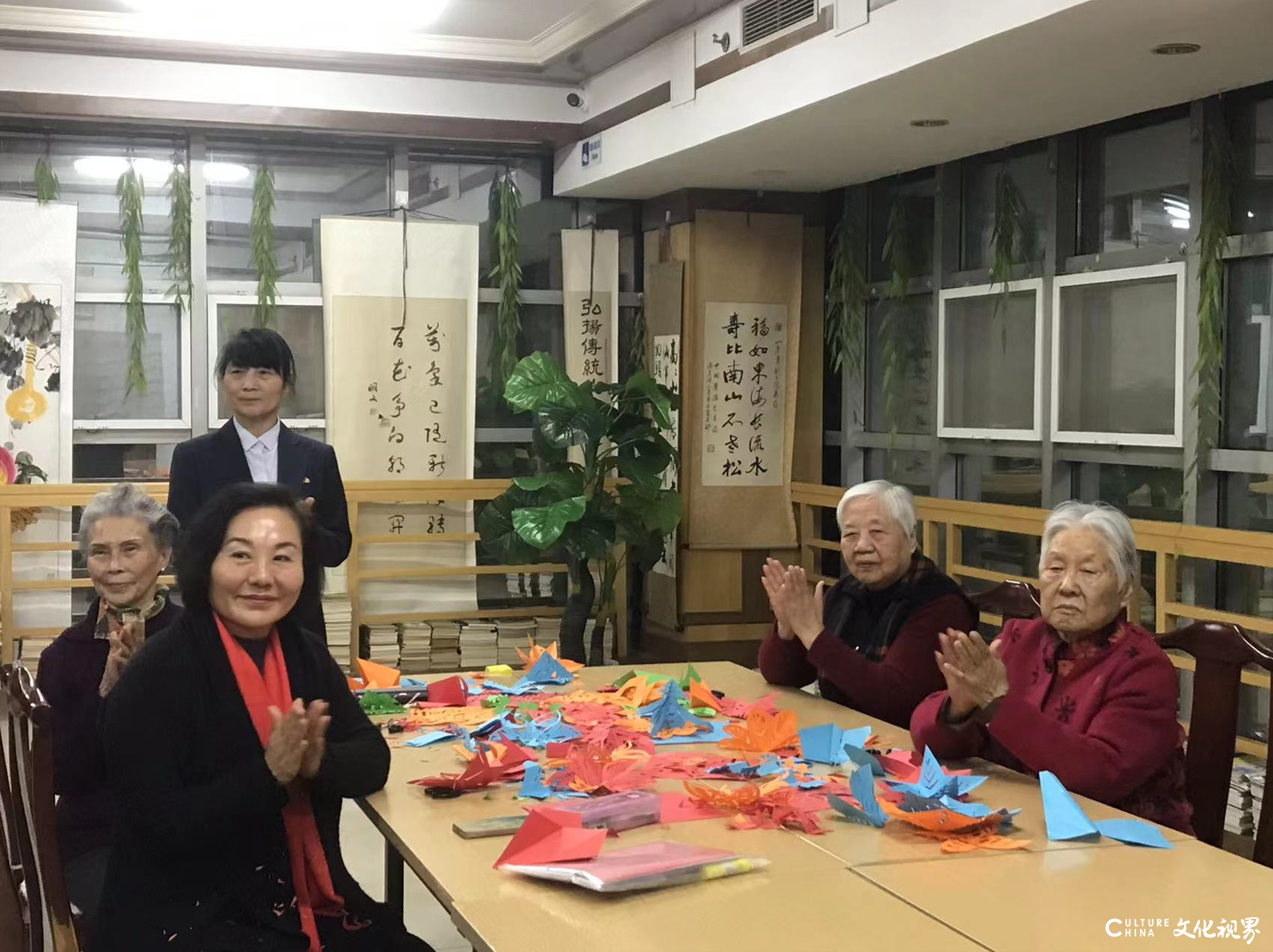 知名艺术家卢雪走进北京四季青敬老院，与长者们共度元旦佳节