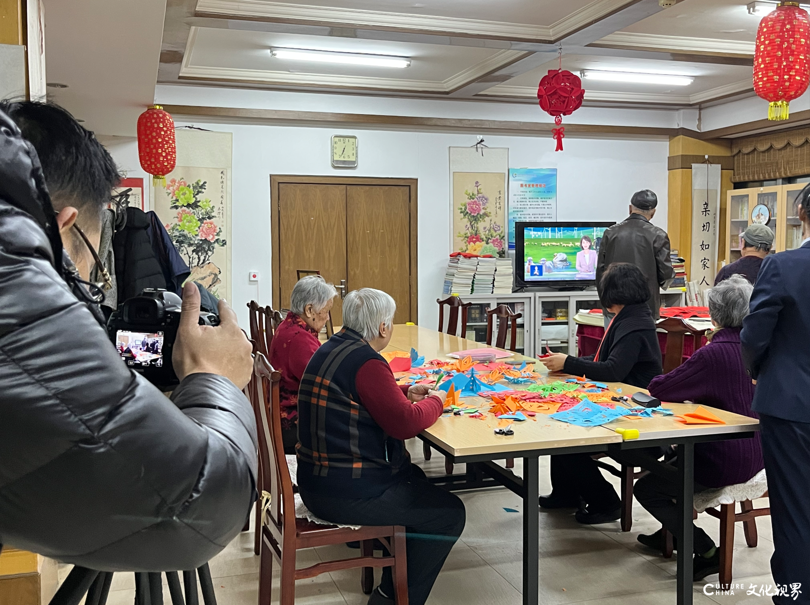 知名艺术家卢雪走进北京四季青敬老院，与长者们共度元旦佳节