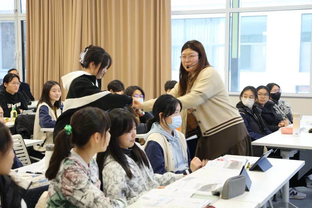 海尔学校举行“师生合一，以学定教”教学研讨会