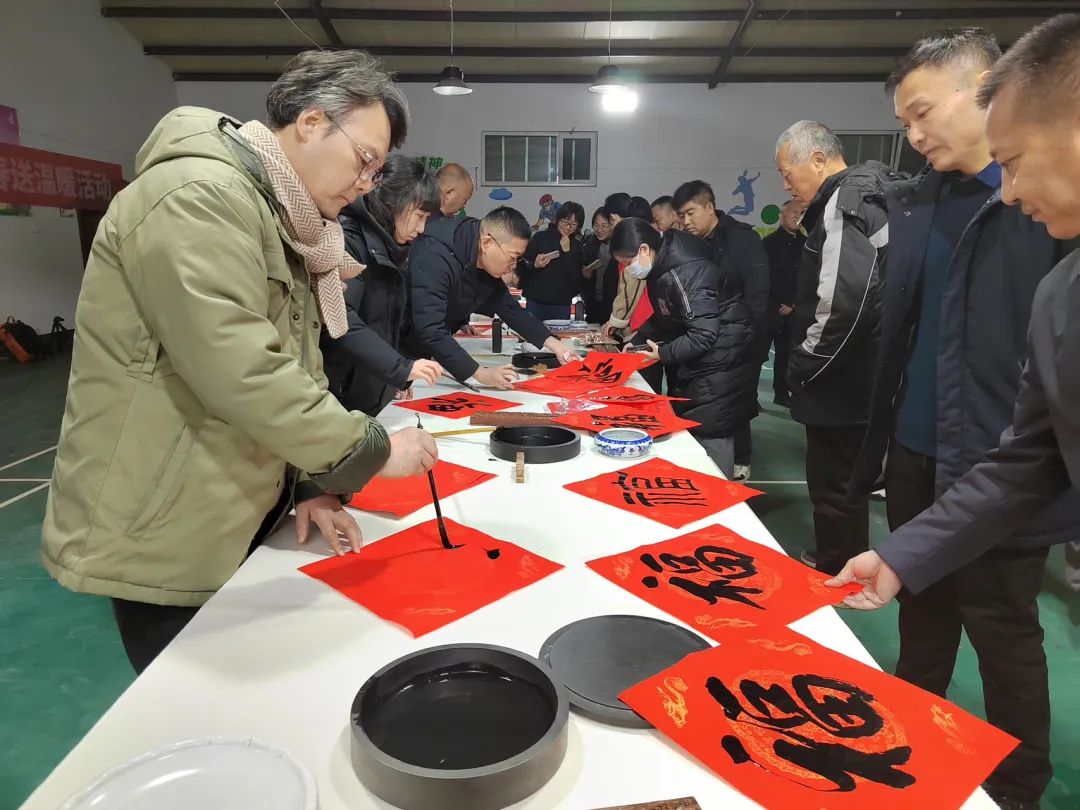 送春联、写福字——山东省青年书法家协会“暖冬行动”新春送温暖活动走进济南市历城区朱家庄村