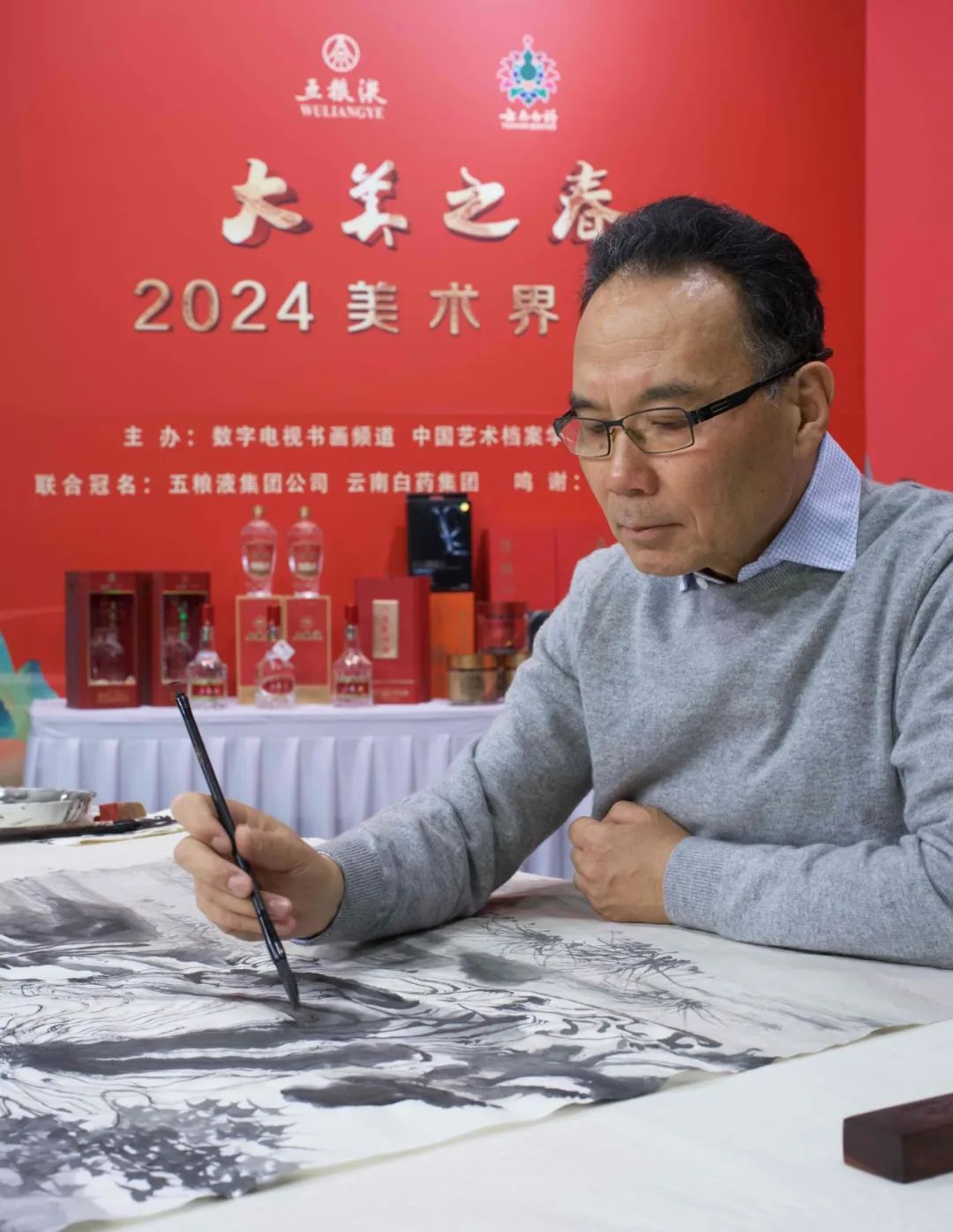 2024美术界春晚作品展播丨任惠中《溪山探幽》：人如水墨画中立，山向芜尽处山横