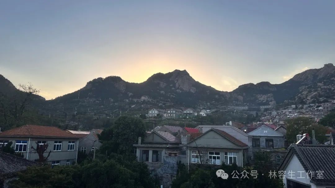 风把海浪吹到海天间，把夕阳吹到山那边……秋日的青岛，在林容生笔下演绎“风中奇缘”