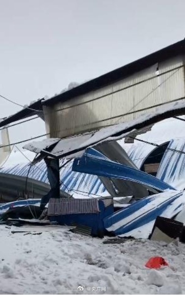 湖北潜江一菜市场顶棚昨天因大雪垮塌致1死1伤