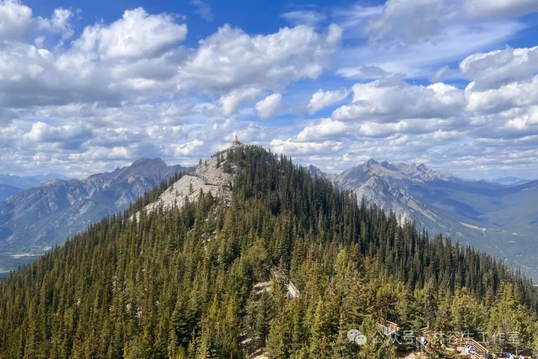 阅读山的故事，写下水的诗句——去年秋天，林容生写生加拿大班夫国家公园