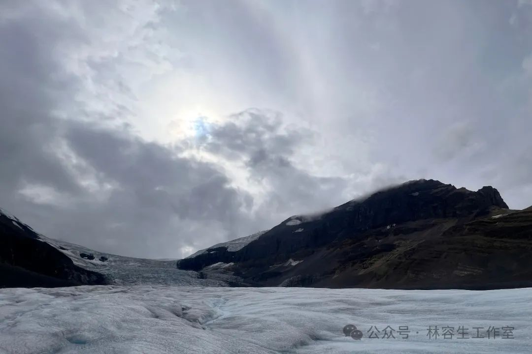 阅读山的故事，写下水的诗句——去年秋天，林容生写生加拿大班夫国家公园