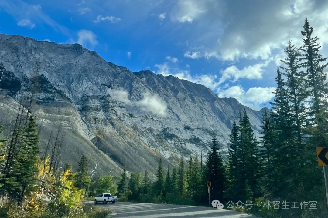 阅读山的故事，写下水的诗句——去年秋天，林容生写生加拿大班夫国家公园