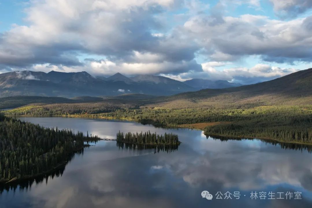 阅读山的故事，写下水的诗句——去年秋天，林容生写生加拿大班夫国家公园