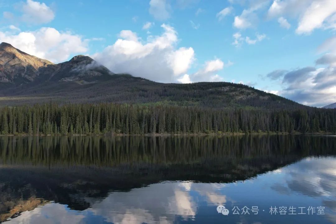 阅读山的故事，写下水的诗句——去年秋天，林容生写生加拿大班夫国家公园