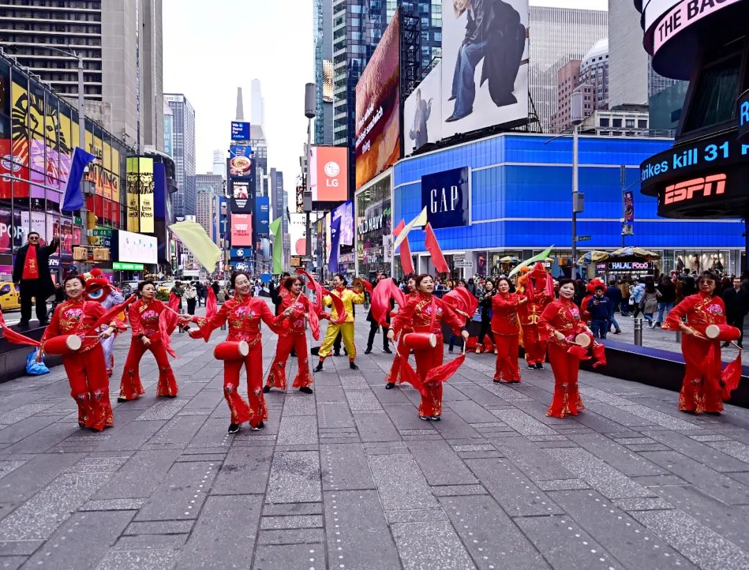 “祥龙献瑞——中外艺术家大年初一送福拜年活动”走进美国纽约时代广场