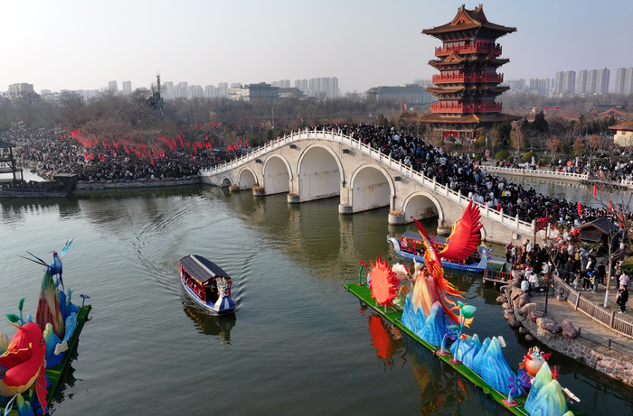 文旅部：春节假期国内游人次达4.74亿，花了6326亿元