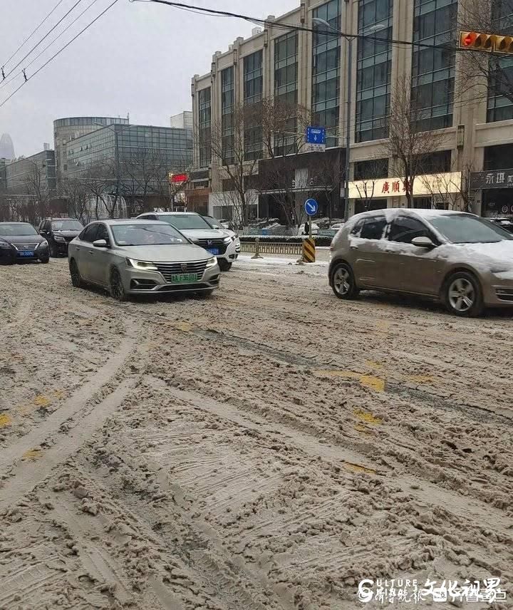 济南相关部门回应路上到处是“雪泥”：清雪车早高峰要优先“让路于民”